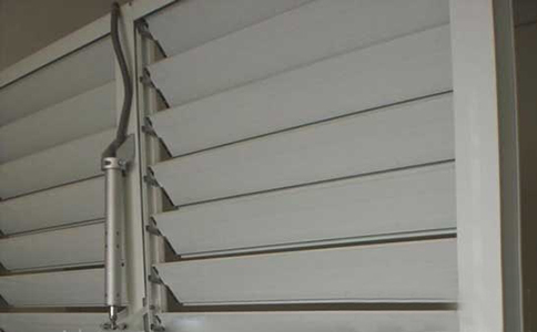 百葉窗專家分析電動(dòng)百葉窗控制系統(tǒng)要求有哪些?