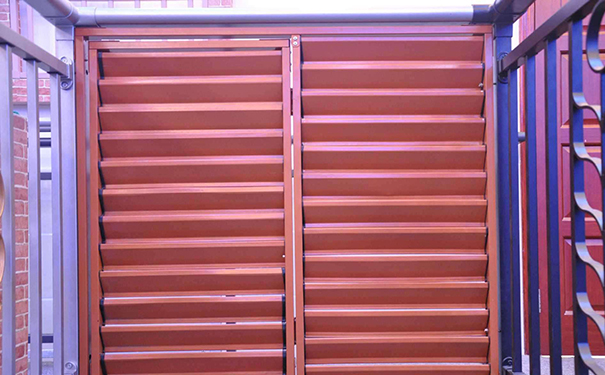 鋁合金百葉窗廠家分享：手動(dòng)百葉窗起源，以及安裝方法？